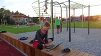 Tamara s Kozine je v park pospremila sina, čas in prijetno okolje pa je združila z delom na prenosnem računalniku.  
