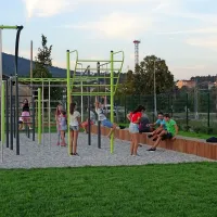 Ker bodo otroška igrala namestili šele v drugi fazi urejanja območja nekdanjega Lesograda, se otroci zabavajo kar na telovadnih orodjih.  