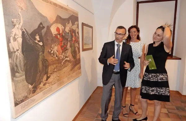 Veleposlanik Italije Paolo Trichilo je z zanimanjem spremljal 
pripoved Marie Brandozzi (desno).   