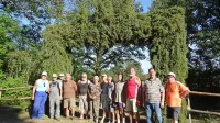 Domačini so naredili  slavolok iz brinja, v obliki Triglava, kakršne so pred 40 leti postavili po več vaseh 
na Komenskem. Danes bo obiskovalce proslave pričakal z napisom Primorska in zastavami. 