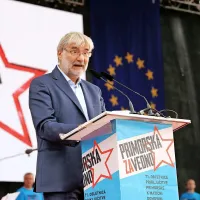  “Iz osrednje Slovenije piha zadušljiv veter potvarjanja resnice, a 
zavedne Primorske ni dosegel,” je v govoru povedal novinar in 
pisatelj Dušan Jelinčič.