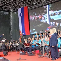  Brez partizanske pesmi ni proslave ob dnevu priključitve Primorske matični domovini. Moči so tokrat združili tržaški in 
komenski pevci.