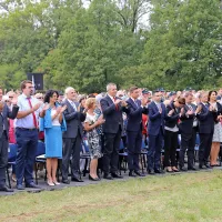 Danes je jasno, da se ob primorski himni Vstajenje Primorske 
vstane, pred štirimi desetletji pa je bil to spontan odziv zbranih.