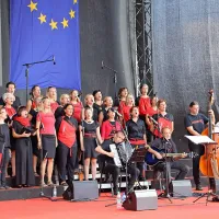 Z dvignjeno glavo v nov dan tudi danes
