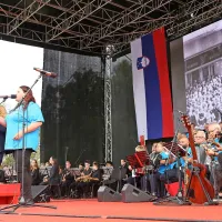 Z dvignjeno glavo v nov dan tudi danes