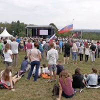 Z dvignjeno glavo v nov dan tudi danes