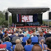 Z dvignjeno glavo v nov dan tudi danes