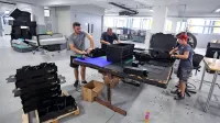 Proizvodni prostori niso prazni, saj delavci že izdelujejo embalažo.
