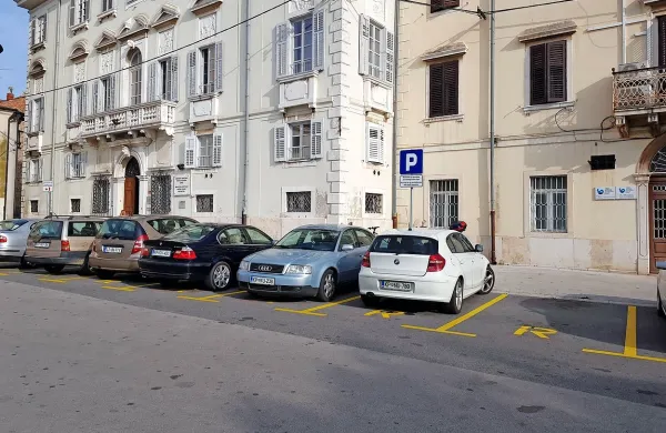 V prihodnjih dneh bodo pred knjižnico zbrisali  rezervirana mesta 
za bližnji zdravstveni dom in vzpostavili prvotni parkirni režim.