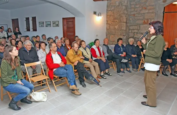 Razpis za novega direktorja je Dom na Krasu objavil avgusta, 
potem ko je aprila odstopila dotedanja direktorica Herta Sorta, ker 
zaposleni niso sprejeli njenih ukrepov in sprememb v načinu dela 
v zavodu. 