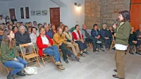 Razpis za novega direktorja je Dom na Krasu objavil avgusta, 
potem ko je aprila odstopila dotedanja direktorica Herta Sorta, ker 
zaposleni niso sprejeli njenih ukrepov in sprememb v načinu dela 
v zavodu. 