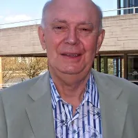 Britanski dramatik Alan Ayckbourn je  Norčije v spalnicah 
napisal kot odgovor na plehkost  “spalničnih fars”.