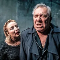 Predstava Kraljica mati v režiji Damirja Zlatarja Freyja z igralcema 
Natašo Barbaro Gračner in Alešem Valičem bo po slovenski 
praizvedbi na Primorskem poletnem festivalu jeseni  doživela še 
premiero znotraj gledališkega repertoarja. 