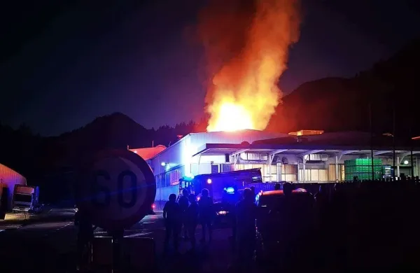 Požar je največ škode povzročil na ostrešju livarne v Spodnji 
Idrije.