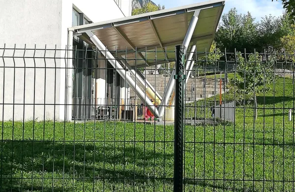 Ograja ustreza standardom, a v tej izvedbi za vrtec verjetno ni 
najprimernejša. 