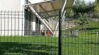 Ograja ustreza standardom, a v tej izvedbi za vrtec verjetno ni 
najprimernejša. 