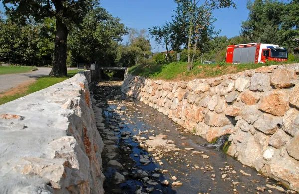 Voda v potoku Tribušak je bila včeraj že čistejša,  tudi zaudarjalo ni 
več, so se pa še videli sledovi onesnaženja. 