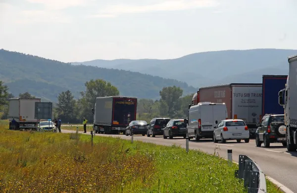 Nekateri tuji tovornjakarji so včeraj dopoldne kljub obvestilom  
želeli pot proti vzhodu nadaljevati po regionalni cesti. 