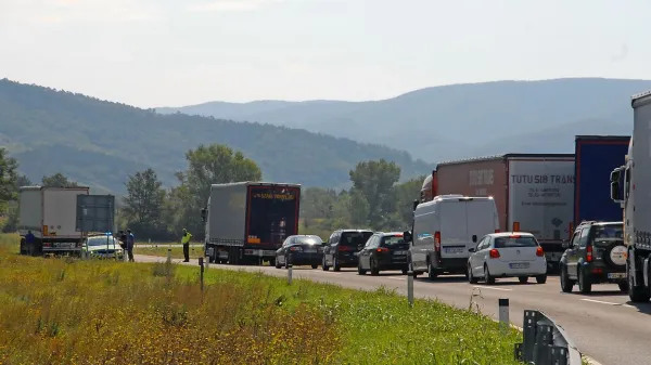 Nekateri tuji tovornjakarji so včeraj dopoldne kljub obvestilom  
želeli pot proti vzhodu nadaljevati po regionalni cesti. 