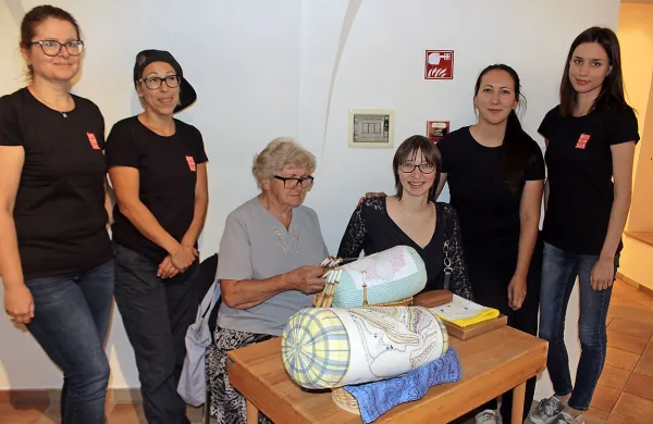 Uglasbitvi in izvedbi klekljarske pravljice so botrovale učiteljice 
Glasbene šole Idrija in avtorica Petra Marinko Rus (sedi  v 
sredini). 