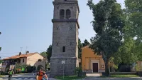 Cerkev sv. Križa v Marezigah je zadnja župnijska cerkev v Sloveniji 
z ročnim zvonjenjem.