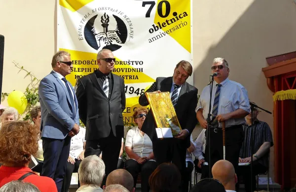 Ob jubileju koprskega medobčinskega društva sta predsednik in tajnik Zveze društev slepih in slabovidnih Slovenije, Matej Žnuderl in 
Štefan Kušar (prvi in drugi z desne), tajniku Dragu Šajnu in predsedniku Safetu Baltiču  (prvi in drugi z leve) podarila sliko. 