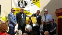 Ob jubileju koprskega medobčinskega društva sta predsednik in tajnik Zveze društev slepih in slabovidnih Slovenije, Matej Žnuderl in 
Štefan Kušar (prvi in drugi z desne), tajniku Dragu Šajnu in predsedniku Safetu Baltiču  (prvi in drugi z leve) podarila sliko. 