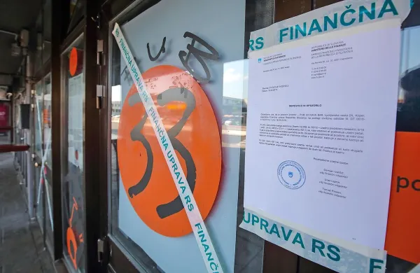 Finančna uprava je včeraj dopoldne zapečatila Pub 33 pod 
tribunami koprskega stadiona.