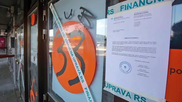 Finančna uprava je včeraj dopoldne zapečatila Pub 33 pod 
tribunami koprskega stadiona.