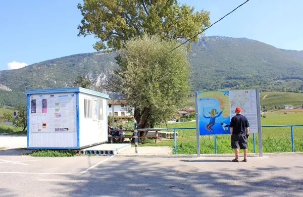 Območje ob pristajališču za jadralne padalce v Šmihelu že vrsto let 
čaka na ustrezno ureditev.