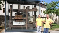 Borut Koloini in Davorin Pogačnik pred razstavljeno prešo. 