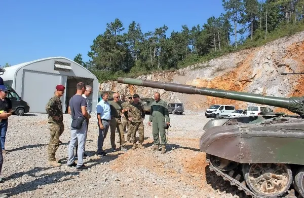Minister Karl Erjavec se ob nedeljskem obisku Parka vojaške 
zgodovine (na fotografiji), pri katerem občina z Morsom sicer 
dobro sodeluje, ni mogel izogniti vprašanjem o manj prijetni temi 
-  vojaškem vadišču.



 

