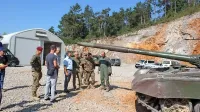 Minister Karl Erjavec se ob nedeljskem obisku Parka vojaške 
zgodovine (na fotografiji), pri katerem občina z Morsom sicer 
dobro sodeluje, ni mogel izogniti vprašanjem o manj prijetni temi 
-  vojaškem vadišču.



 

