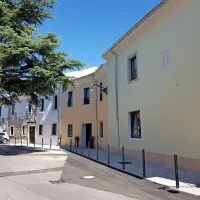 Nova šola je zasedla obnovljene prostore nekdanje kovinarske 
šole v Kopru, kjer so se dijaki in dijakinje v učilnicah za praktični 
pouk izobraževali za poklic frizerja.