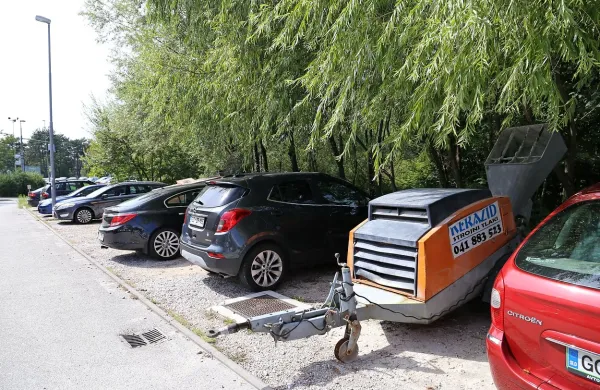 Gradbeni stroji na zasilnem parkirišču so za zdaj ob Vojkovi edino 
znamenje novih lastnikov. 