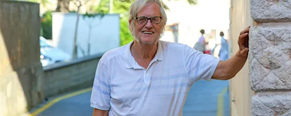 Sergio Tavčar od otroštva obožuje  košarko in druge športe, zato je 
tudi pri kome tiranju športnih prenosov tako užival, da jih sploh ni 
jemal kot delo.
