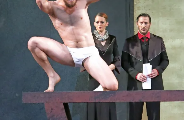  Hamleta bo upodobil Klemen Janežič (v ospredju), Tina Gunzek 
bo njegova mama  Gertruda, Jan Bučar pa  stric, kralj Klavdij. 