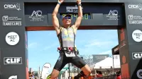Triastlonski ironman se začne s plavanjem, nadaljuje s kolesarjenjem in konča s tekom.