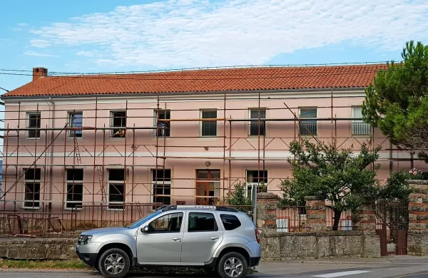 Podobo stare šole v Sv. Antonu so nekoliko “osvežili”, v njej pa 
bodo uredili Hišo kulture. 