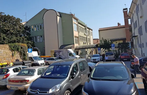 Majhno parkirišče pred Zdravstvenim domom Koper je ves čas zasedeno, včasih pa se zaradi 
zasičenih dostopov tudi rešilec težko prebije do stavbe. 