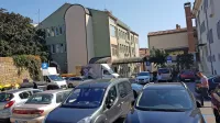 Majhno parkirišče pred Zdravstvenim domom Koper je ves čas zasedeno, včasih pa se zaradi 
zasičenih dostopov tudi rešilec težko prebije do stavbe. 