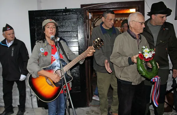 Ob pesmi Marjetke Popovski so venec k spominskima ploščama padlih in partizanski šoli položili 
domačini in 98-letni Ivan Bevk.