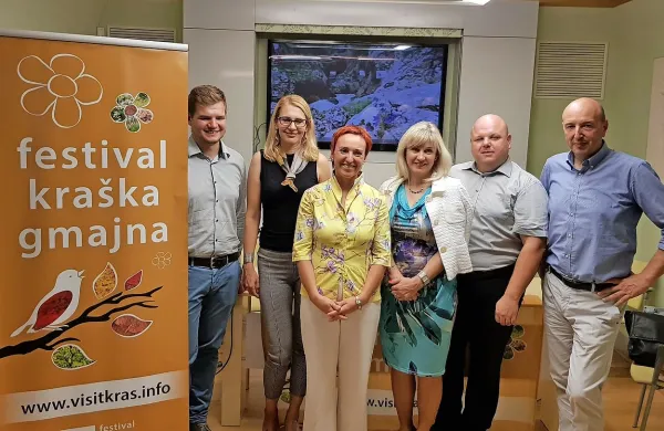 O gradiščih so v Matavunu spregovorili (z leve):  Borut Kokalj, dr. 
Maša Sakara Šučević,  dr. Katja Hrobat Virloget, Astrid Prašnikar, 
Goran Živec in Stojan Lipolt.

