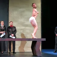 Uprizoritev provokativne igre Mišnica v tržaškem Hamletu (z desne):   Primož Forte kot Polonij, 
Klemen Janežič kot Hamlet,  Jan Bučar kot Kladvij in Tina Gunzek kot Gertruda.  