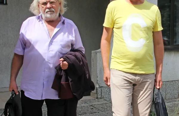 Ivica Sarić (levo odvetnik Radmilo Jecić) že maja lani ni priznal 
očitkov tožilstva, da je prodajal nedovoljene snovi v športu.