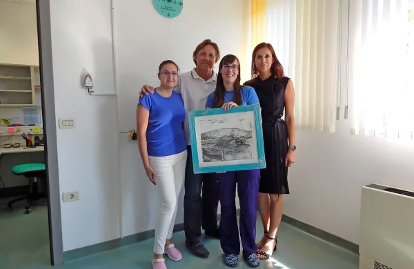 V Zdravstvenem domu Izola so zdravnici Jasmini Kapel (tretja z 
leve)  v petek simbolično predali ključe nove ambulante družinske 
medicine. Ob njej so na fotografiji še medicinska sestra Tjaša 
Resman, direktor ZD Izola Evgenij Komljanec in pomočnica 
direktorja za področje zdravstvene nege Maja Praček.