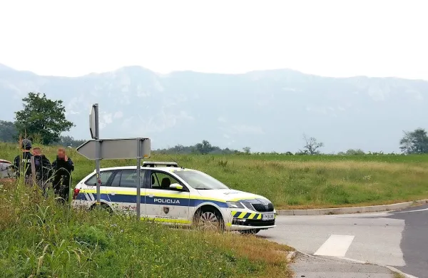 V Dobravljah in okolici so   policisti  postavili več zased, nad vasmi  je  krožil tudi policijski helikopter.