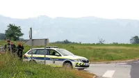 V Dobravljah in okolici so   policisti  postavili več zased, nad vasmi  je  krožil tudi policijski helikopter.