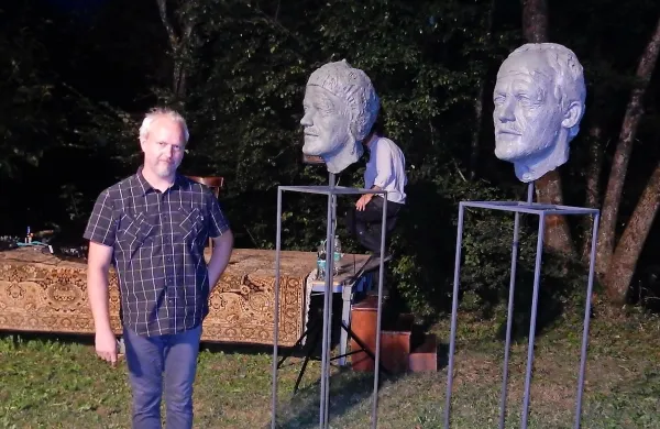 Damijan Kracina  je obeležje zasnoval kot Feo Ambisont in Feo 
umetnik. 
