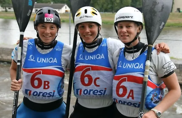 Urša Kragelj (desno) je z reprezentančnima kolegicama Evo Terčelj 
(levo) in Ajdo Novak na ekipni tekmi osvojila bronasto medaljo že 
na svetovnem prvenstvu leta 2013 v Pragi.
